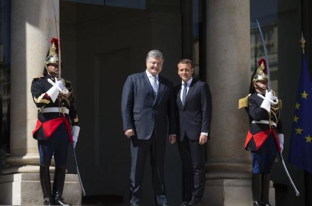 Порошенко пригласил Макрона посетить Украину