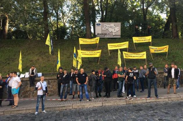 Під Кабміном мітингують водії авто на "єврономерах"