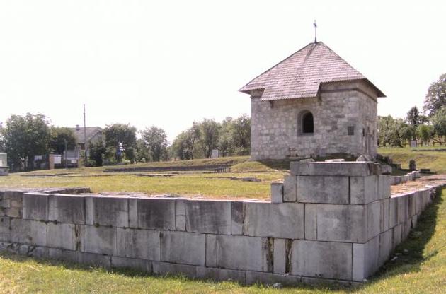 Такой вид сейчас имеют фундаменты Успенского собора и часовня святого Василия в селе Крылос близ Галича.