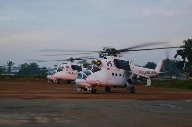 Пара бойових ударних вертольотів Мі-24 українських миротворців зрівняла табір з землею