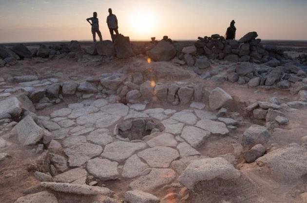 На каменной печи сохранились остатки пищи