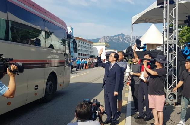 Сім'ї з Півдня поїхали на Північ, щоб вперше за 65 років зустрітися зі своїми родичами