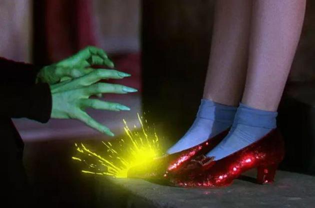 В США спустя 13 лет нашли похищенные туфельки из "Волшебника страны Оз"