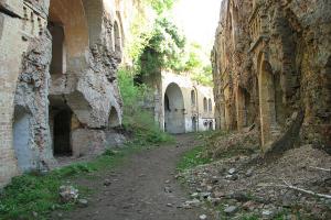 Реставрировать памятники… и полномочия