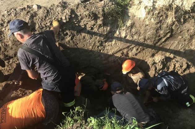 Іншого чоловіка, який опинився під землею, вдалося врятувати.