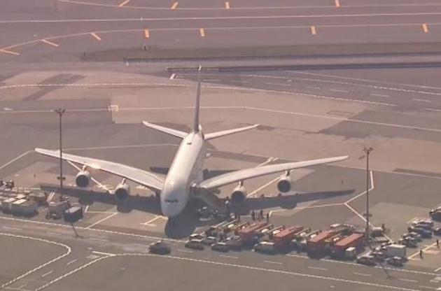 На борту перебуває близько 500 пасажирів, нікого не випускають