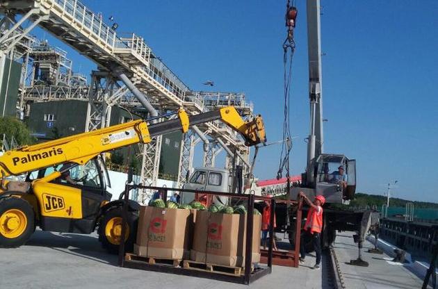 Баржа с херсонскими арбузами доехала за трое суток