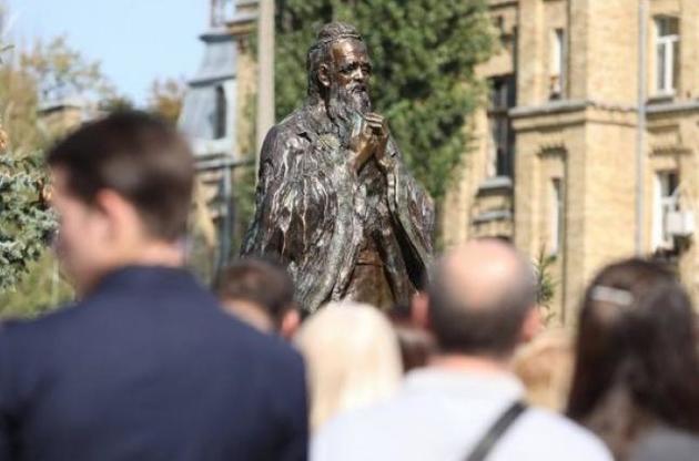 Высота памятника составляет 3,5 метра