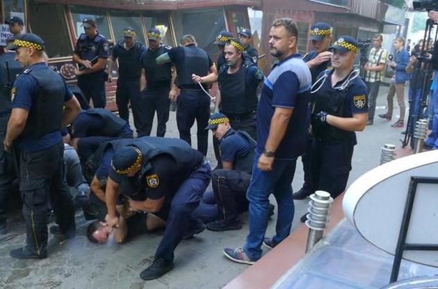 Муніципальна охорона застосувала силу, щоб втихомирити натовп розлючених активістів