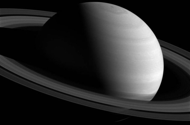 На Сатурне зафиксирован "дождь", который падает с его колец