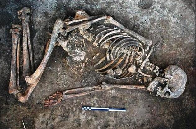 Археологи обнаружили на территории Украины скелет женщины с черными отметинами
