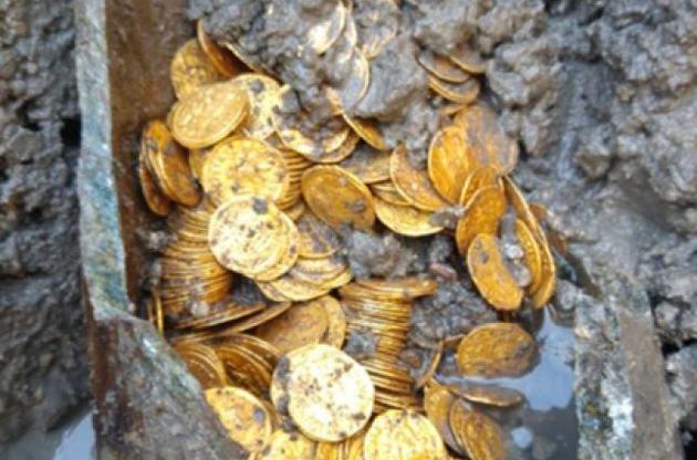 Археологи обнаружили в бывшем театре монеты времен Древнего Рима