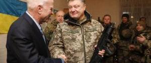 Порошенко вместе с военными и дипломатами почтил память сенатора Маккейна