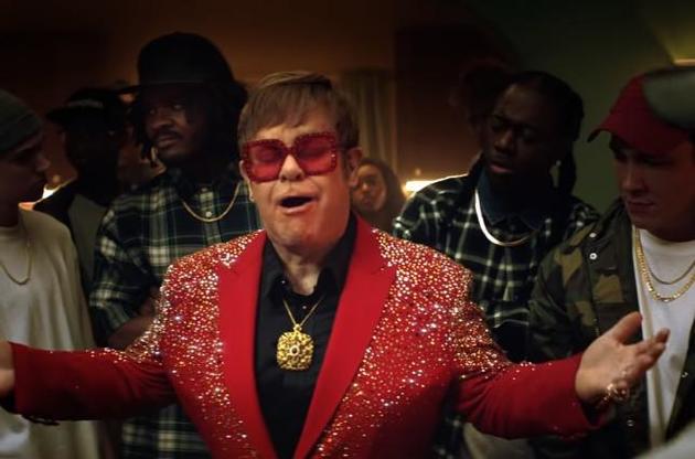 Элтон Джон снялся в рекламе Snickers