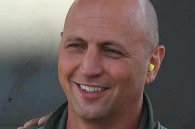 Сет Нерінг вважався одним з кращих пілотів каліфорнійської Національної гвардії