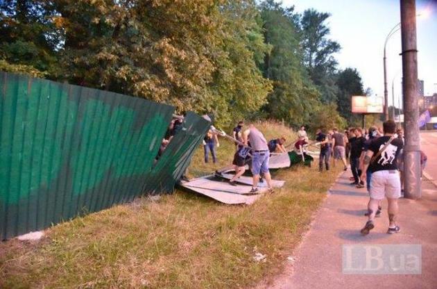 Активисты снесли забор вокруг парка в Киеве, где застройщик начал вырубку деревьев