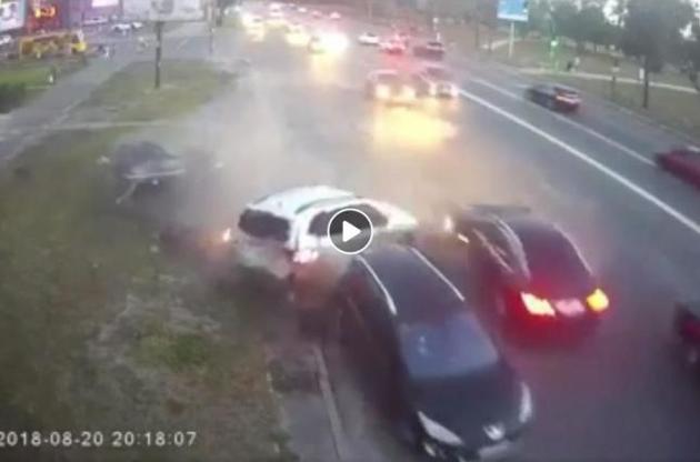В Киеве лихач протаранил три автомобиля и сбежал с места событий на "блатной" машине