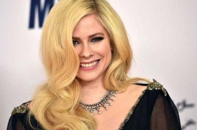 Аврил Лавин представила песню-молитву