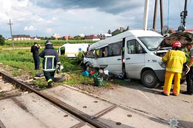 У Чернівецькій області поїзд зніс з колій маршрутку: двоє загинуло