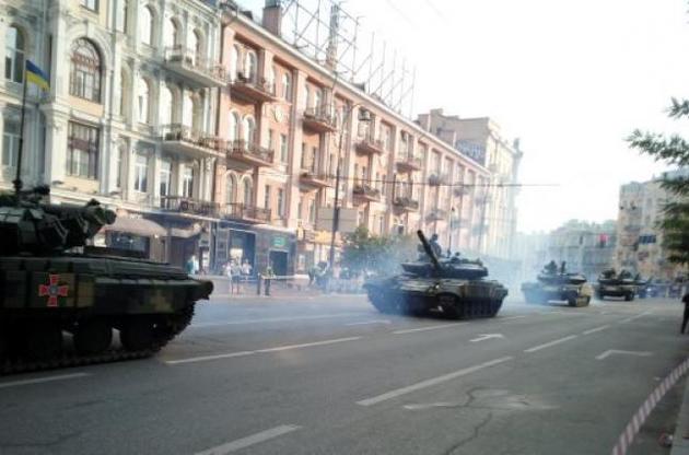 На репетиции парада в Киеве показали модернизированные танки Т-64БВ