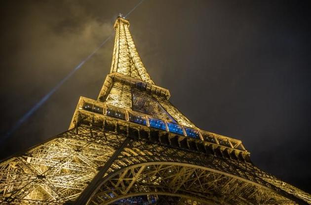 Огни на Эйфелевой башне погасли в полночь