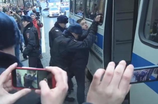 Російські поліцейські продовжують затримувати подротсков