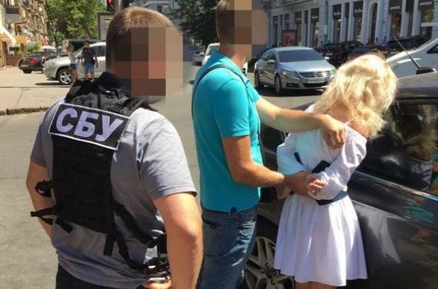 У кабінеті чиновниці знайшли 4 тисячі доларів та 15 золотих виробів