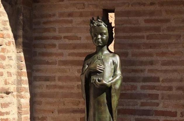 Пам'ятник прикрашає одне з історичних місць міста - площу Сен-П'єр