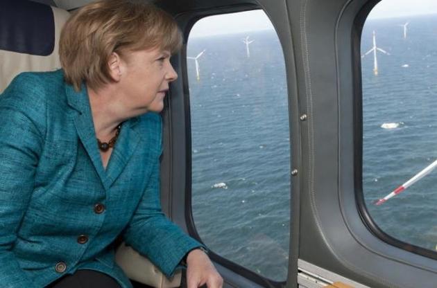Рейтинг блока Меркель упал до 12-летнего минимума