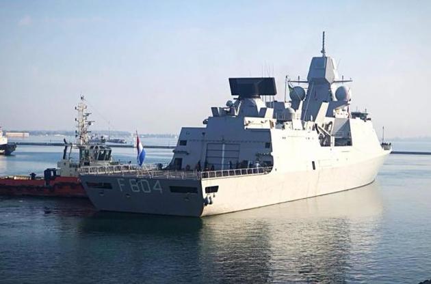 В составе группы корабли ВМС нескольких стран, в том числе голландский &quot;De Ruyter&quot;