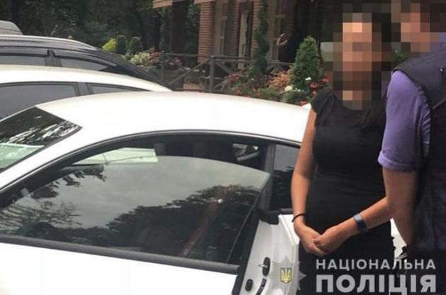 Жінка встигла отримати 15 тисяч доларів і була затримана у момент передачі ще 45 тисяч