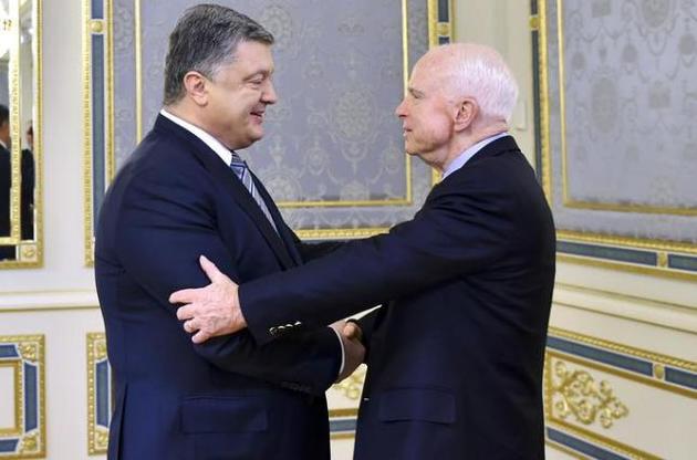 Порошенко назвав Маккейна "героєм України"