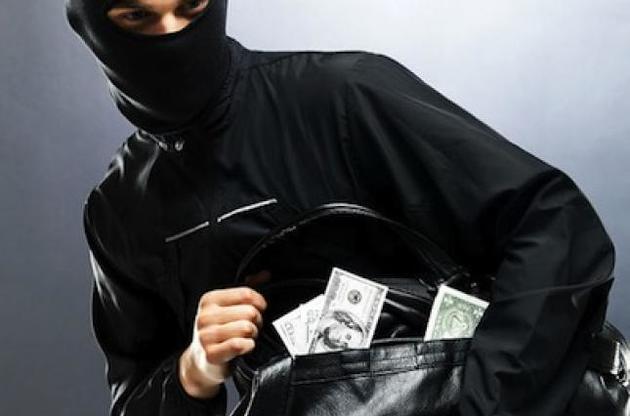 Невідомі винесли з квартири 6 тисяч євро, техніку та речі