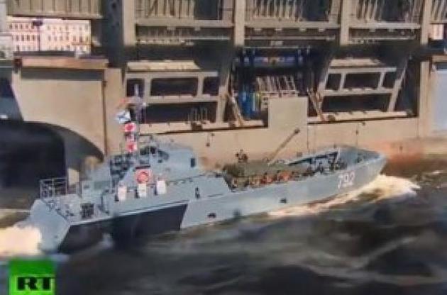 На российском военно-морском параде катер ВМФ РФ врезался в опору моста