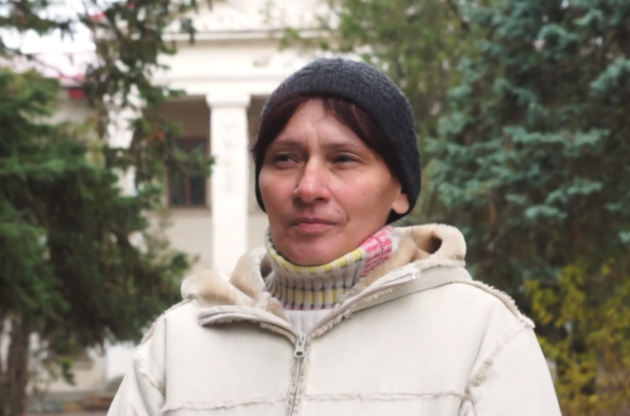 Наталія Балух розмовляла з чоловіком по телефону через скло