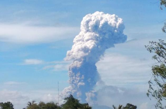 В Индонезии началось извержение вулкана Сопутан