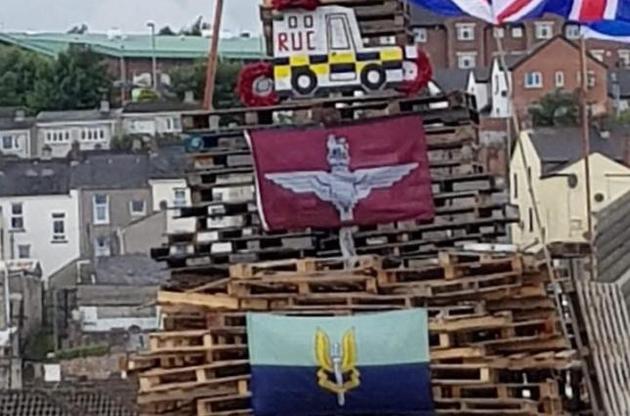 В Северной Ирландии жгли флаги Британии в районе, где началась война между ИРА и Лондоном