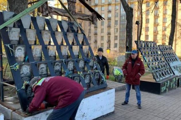 В Киеве начали демонтаж памятника Небесной Сотни - СМИ