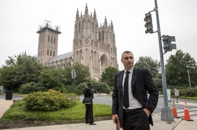 На панихиде по Маккейну Кличко встретился с Саакашвили