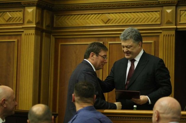 Луценко передав Порошенку заяву про відставку