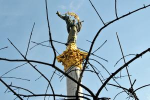 Трещины в пьедестале