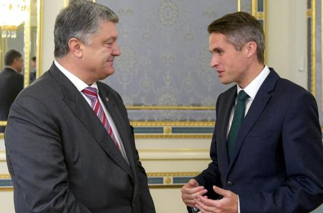 Порошенко обговорив посилення санкцій проти РФ із держсекретарем з питань оборони Британії
