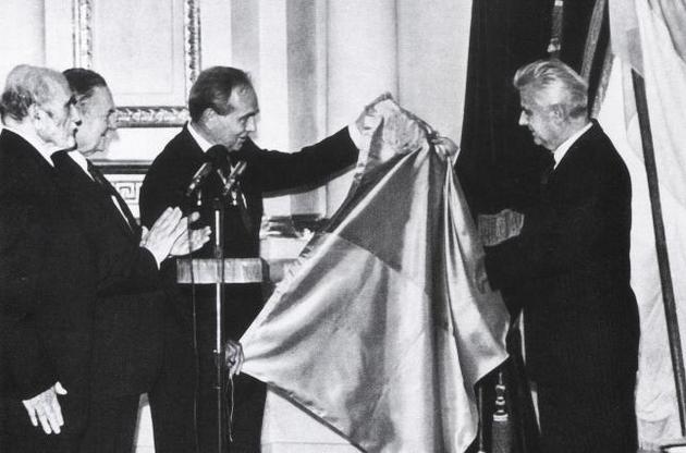 Президент УНР в екзилі Микола Плав&#039;юк передає першому президенту незалежної України Леоніду Кравчуку синьо-жовтий прапор. 24 серпня 1992 р.