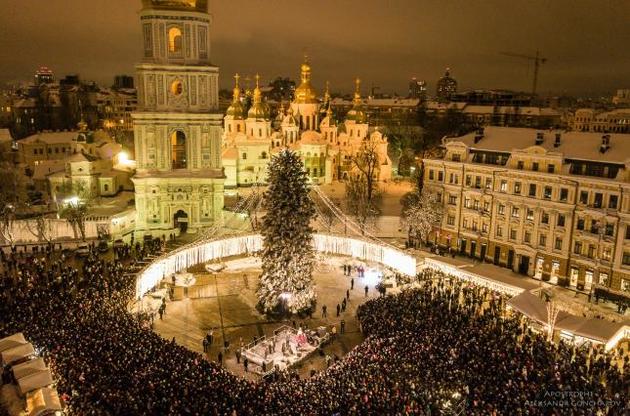 В центре Киева начинается подготовка к Новому году, движение транспорта ограничат