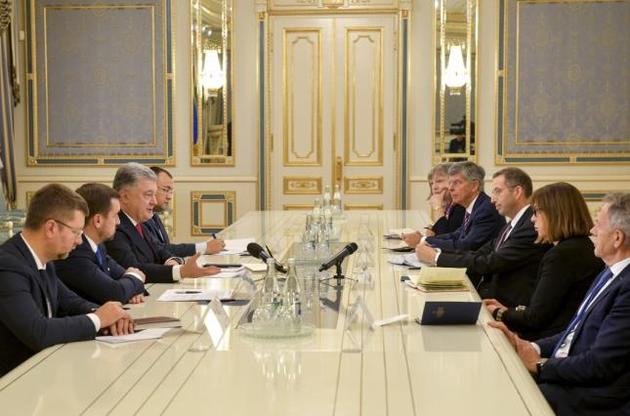 Порошенко пожаловался ЕС и США на вмешательство РФ в украинские выборы