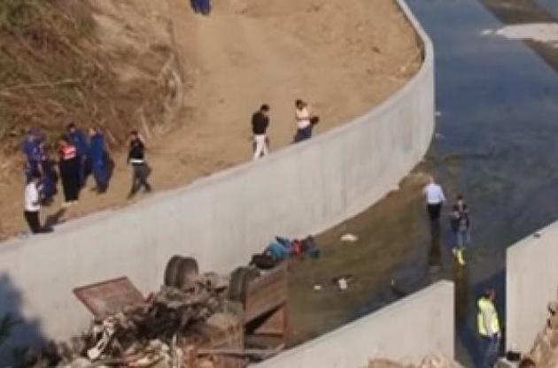 Вантажівка впала з висоти 20 метрів