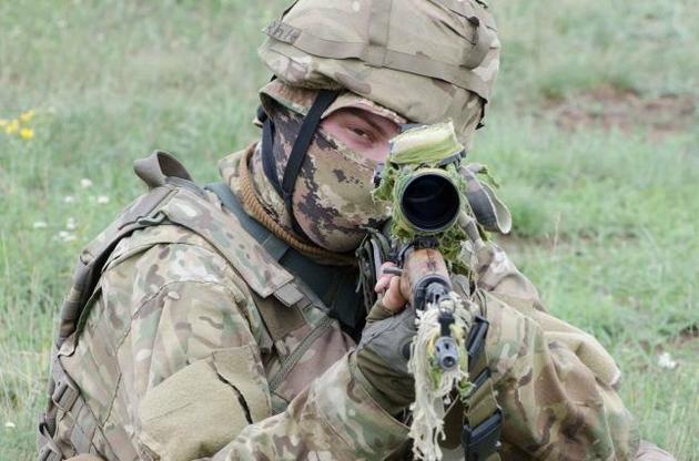 Українські військовослужбовці контролюють обстановку на лінії розмежування