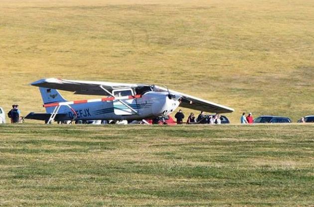 Легкомоторный самолет неудачно зашел на посадку и врезался в группу людей