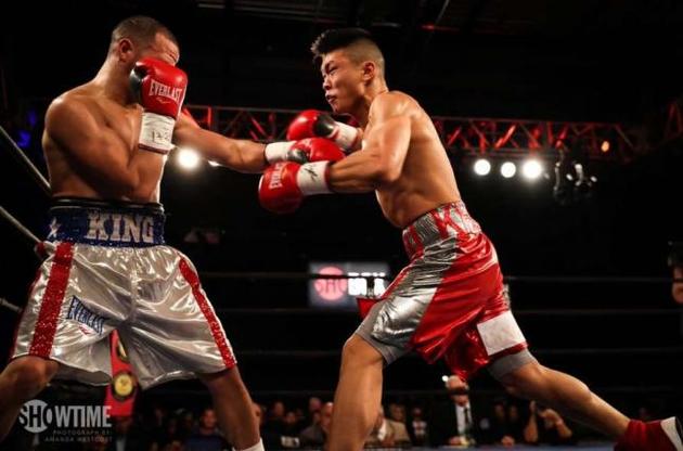 Хегай уверенно победил в США местного боксера