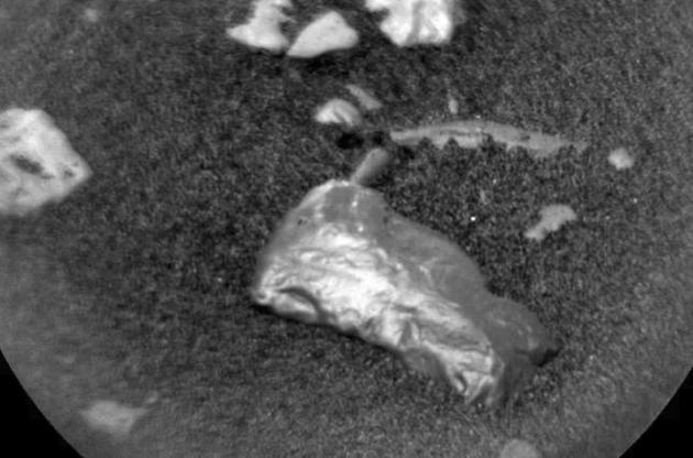 Марсоход Curiosity обнаружил на Марсе загадочный блестящий объект